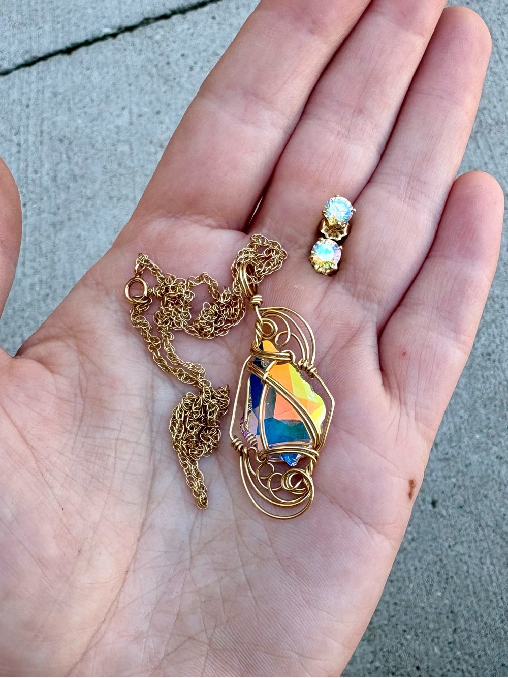 HOLOGRAPHIC GEMSTONE WIRE WRAPPED PENDANT NECKLACE AND STUD EARRINGS